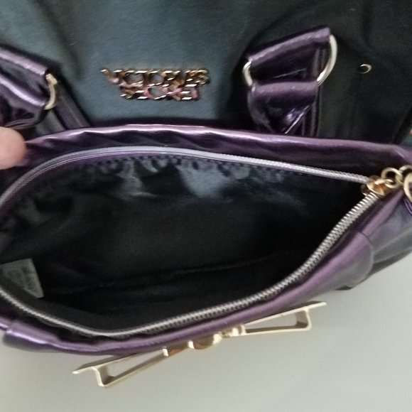 Barrel Bag w/Clutch Cosmetic Bag - Picture 7 of 7